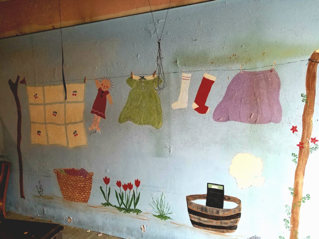 A colorful mural of hanging laundry on a clothesline